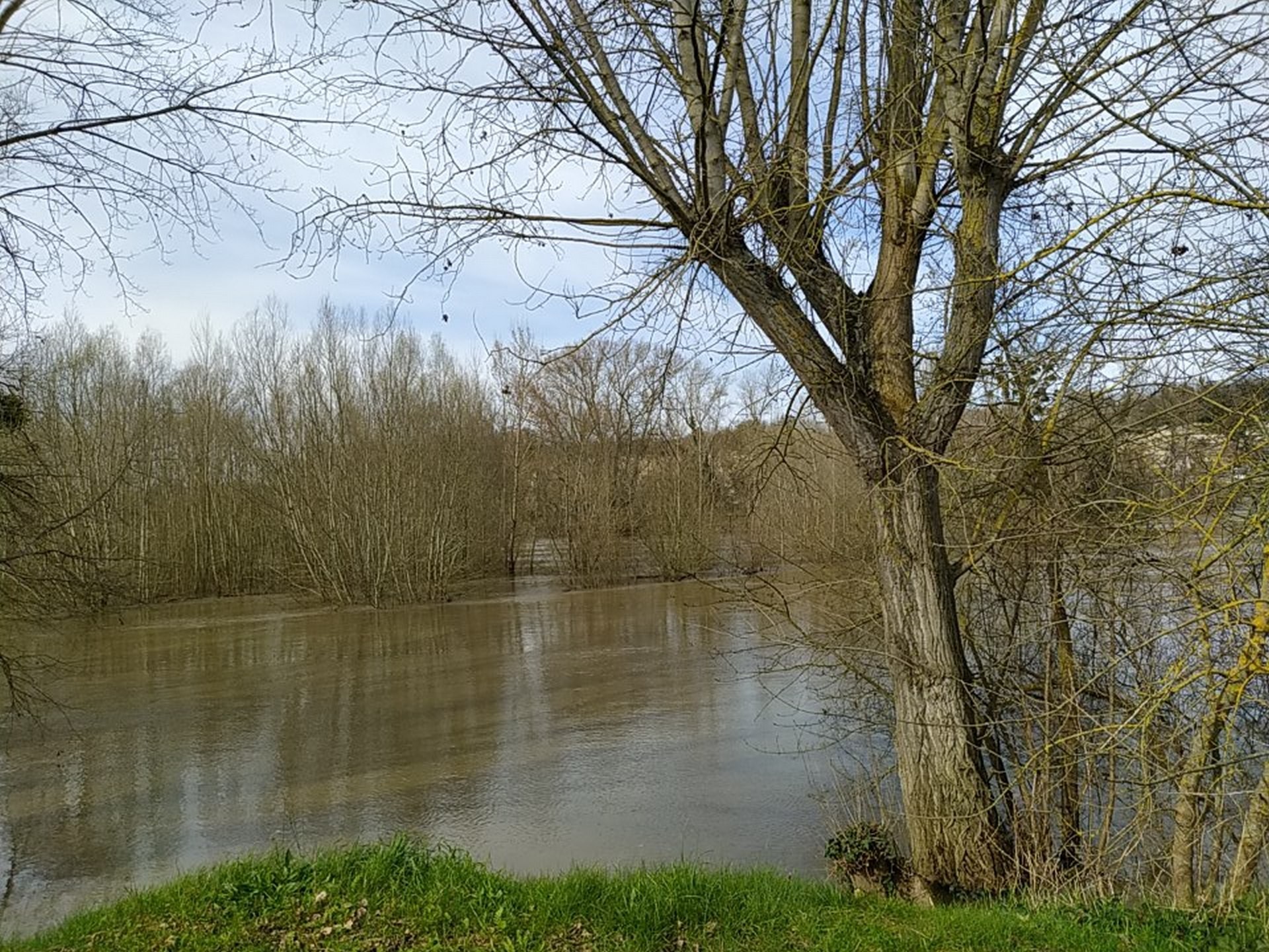 la Loire est chargée et l'eau n'est pas très claire