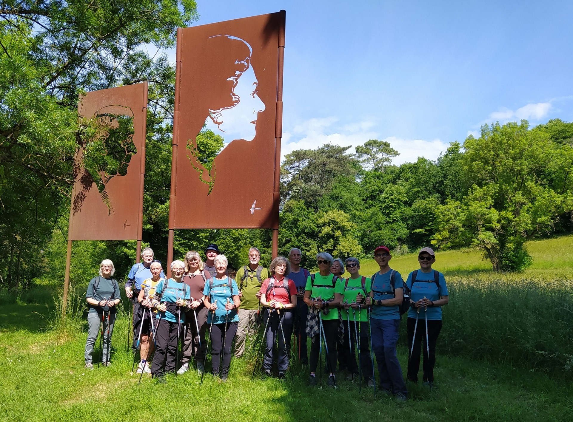Notre groupe sur le chemin entre le château et la route